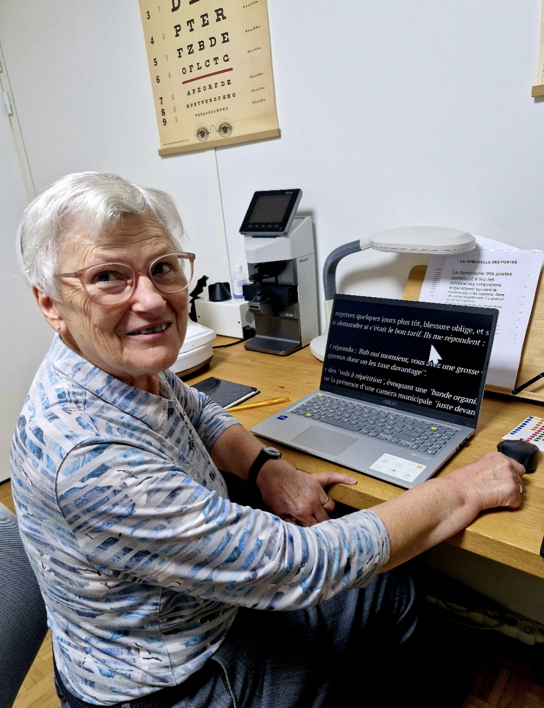 Dame souriante devant son ordinateur